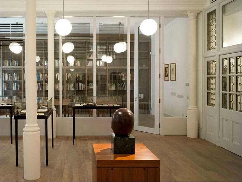 London Art Gallery (3)