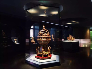 Anti-reflective glass for museum